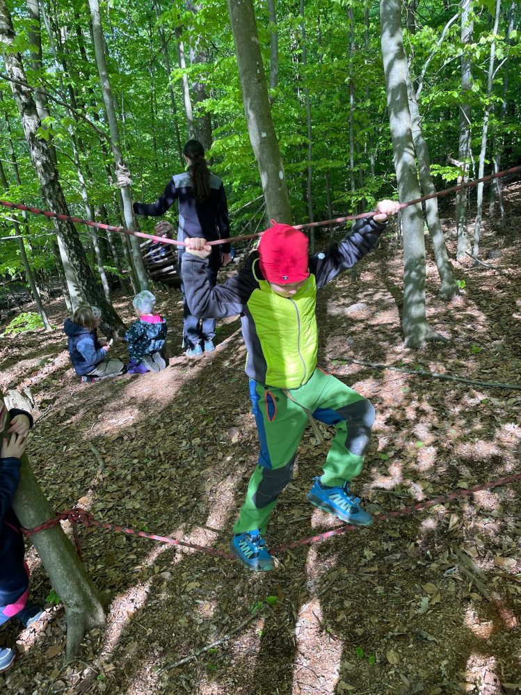 Die Slackline fördert die Balance, stärkt die Muskelkraft, die Motorik und vieles mehr.