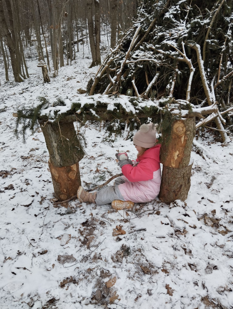 Auch im Winter bietet der Waldtag viele Möglichkeiten zum Spielen und Entdecken.